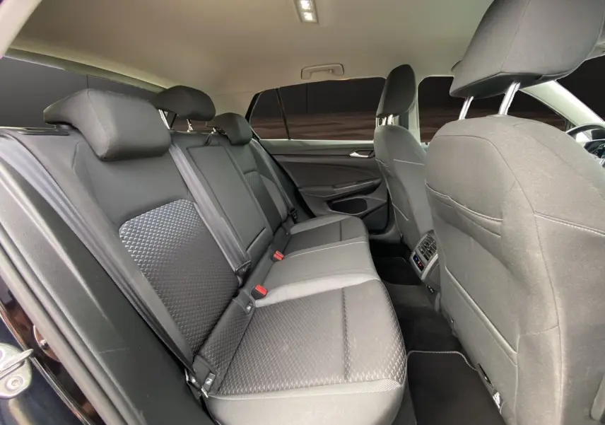 Vue intérieure côté droit des sièges arrière noirs en tissu de la Volkswagen Golf VIII 2022 avec vitres surteintées.