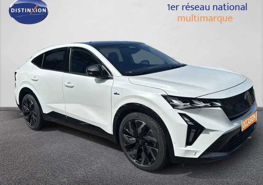 Renault Rafale 2024 blanc satin avec toit noir, vue 3/4 avant droit mettant en valeur ses jantes noires et son design sportif.