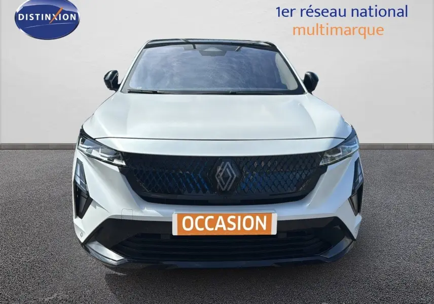 Vue frontale d'une Renault Rafale 2024 blanc satin avec toit noir, calandre noire et plaque "OCCASION" visible.