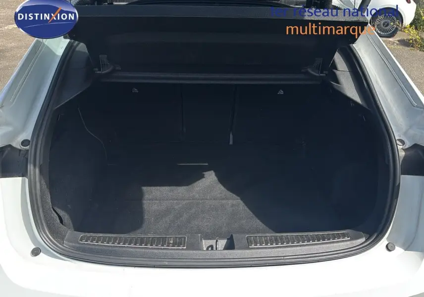 Coffre ouvert vue arrière d'une Renault Rafale 2024 blanc satin avec toit noir, version hybride esprit Alpine.