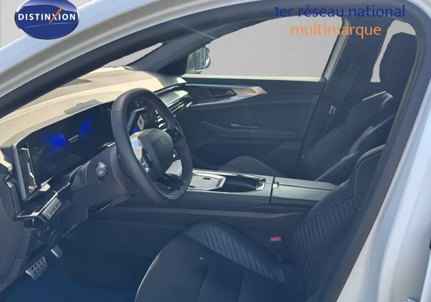 Intérieur avant droit du Renault Rafale blanc satin 2024 avec sièges noirs et tableau de bord numérique lumineux.