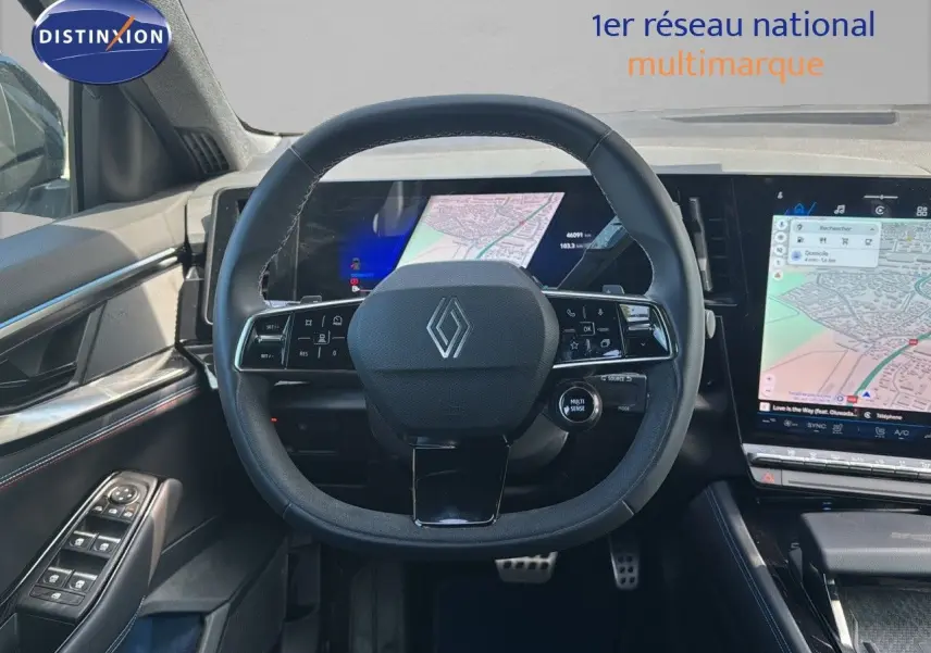 Vue intérieure centrée sur le volant noir de la Renault Rafale 2024 avec écran numérique et navigation affichée.