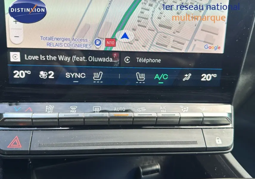 Vue rapprochée de l’écran tactile et des commandes de climatisation du Renault Rafale blanc satin avec toit noir.