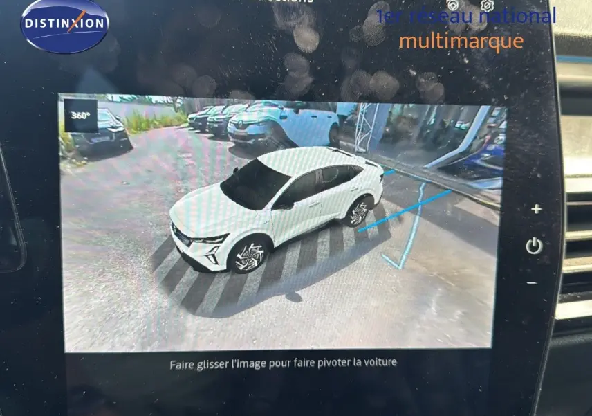 Vue 3/4 avant d'une Renault Rafale blanche satin avec toit noir affichée sur l'écran de caméra 360° intérieure.