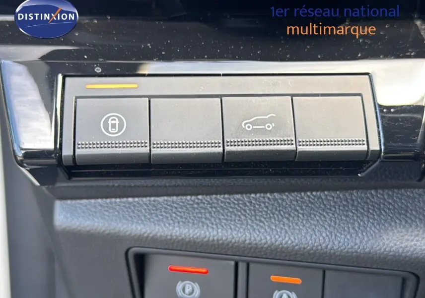 Gros plan sur les boutons de commande intérieurs du Renault Rafale 2024, finition blanc satin et toit noir.