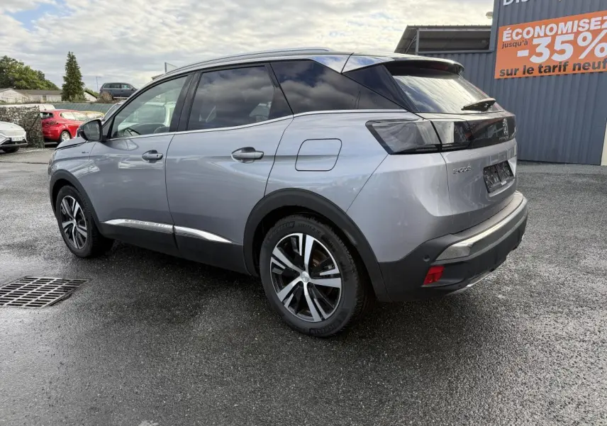 Vue 3/4 arrière droite du Peugeot 3008 Hybrid gris métallisé avec toit noir et jantes bi-ton diamantées.