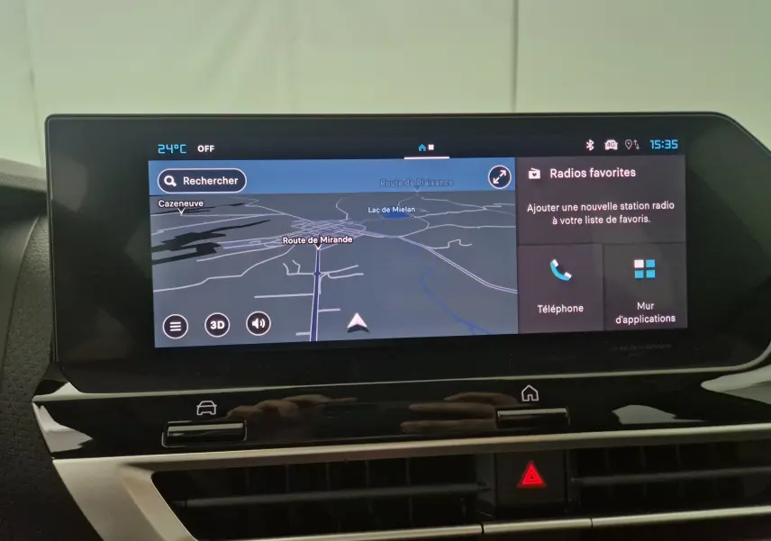 Écran tactile central du tableau de bord de la Citroën C4 Business Edition 2025 avec navigation et options multimédia.