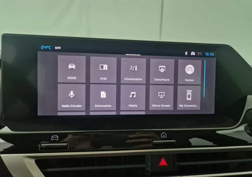 Écran tactile central de la Citroën C4 2025 affichant le menu principal des fonctions connectées et climatisation.