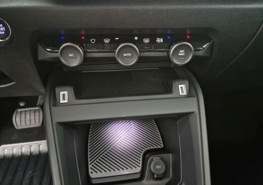 Détail du tableau de bord de la Citroën C4 2025, montrant les commandes de climatisation et les ports USB.