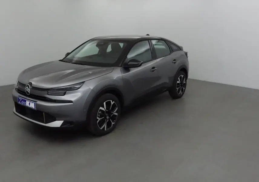 Vue 3/4 avant d'une Citroën C4 2025 gris Mercury avec toit noir et jantes alliage noires et argentées.