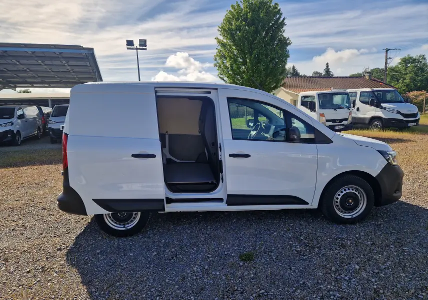 Renault Kangoo blanc vue de profil droit avec porte coulissante ouverte sur un utilitaire 2023.