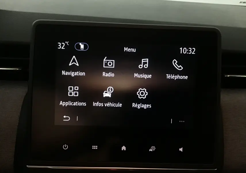 Écran tactile central de la Renault Clio V gris schiste affichant le menu principal avec navigation et radio.