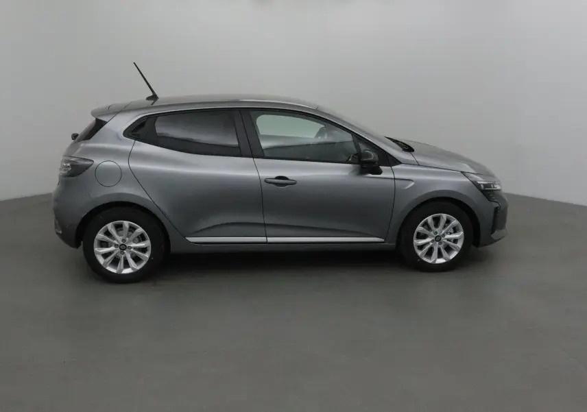 Profil côté gauche d'une Renault Clio V gris schiste 2025 avec protections latérales chromées dans un studio neutre.