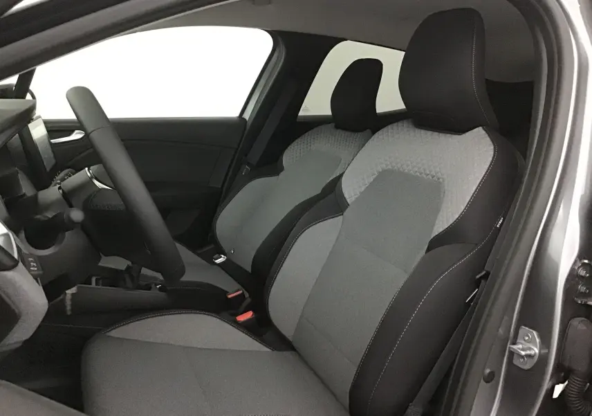 Intérieur avant droit de la Renault Clio V gris schiste, sièges tissu bicolore gris et noir avec coutures apparentes.