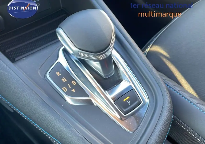Le levier de vitesses automatique du Renault Captur E-Tech hybride, avec surpiqûres bleues visibles sur la console.