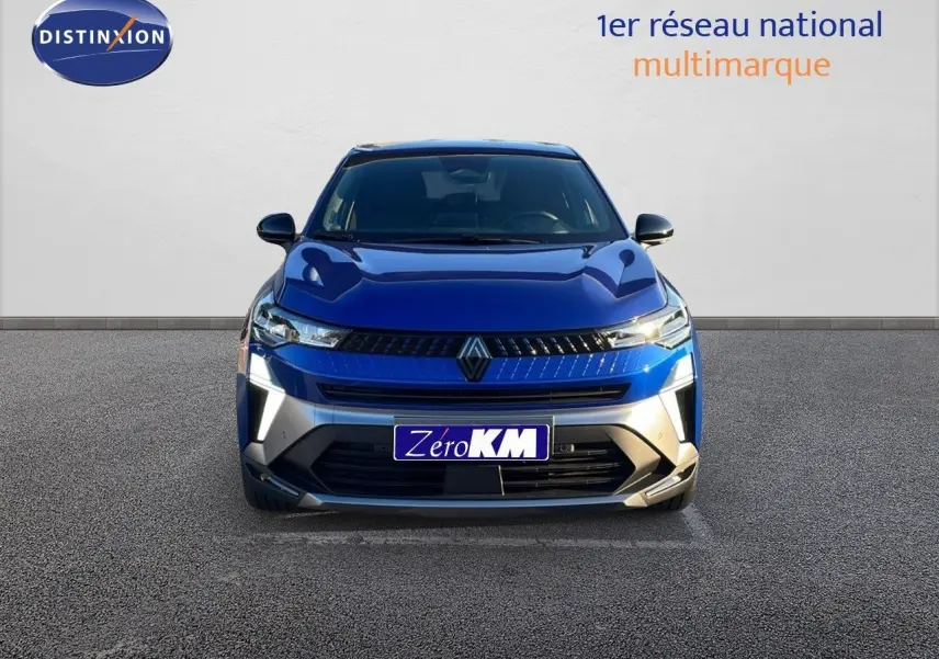 Vue frontale d'un Renault Captur E-Tech hybride bleu Iron Metal avec calandre noire et éclairage LED distinctif.