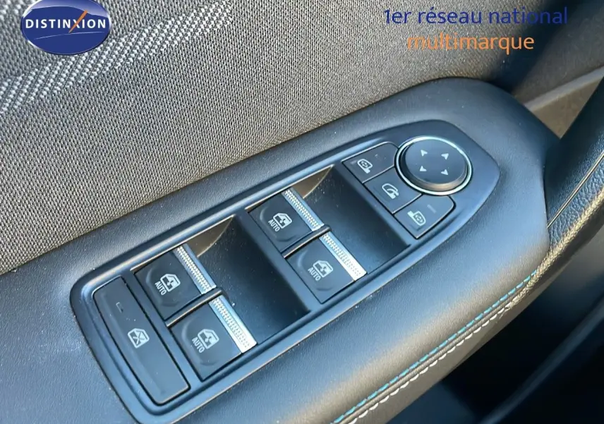 Gros plan sur les commandes des vitres et rétroviseurs côté conducteur du Renault Captur E-Tech Hybrid bleu Iron Metal 2025.