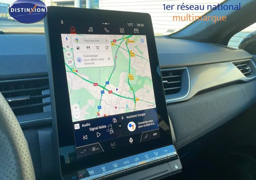 Vue rapprochée de l'écran tactile central du tableau de bord du Renault Captur E-Tech Hybrid 2025, affichant la navigation GPS.