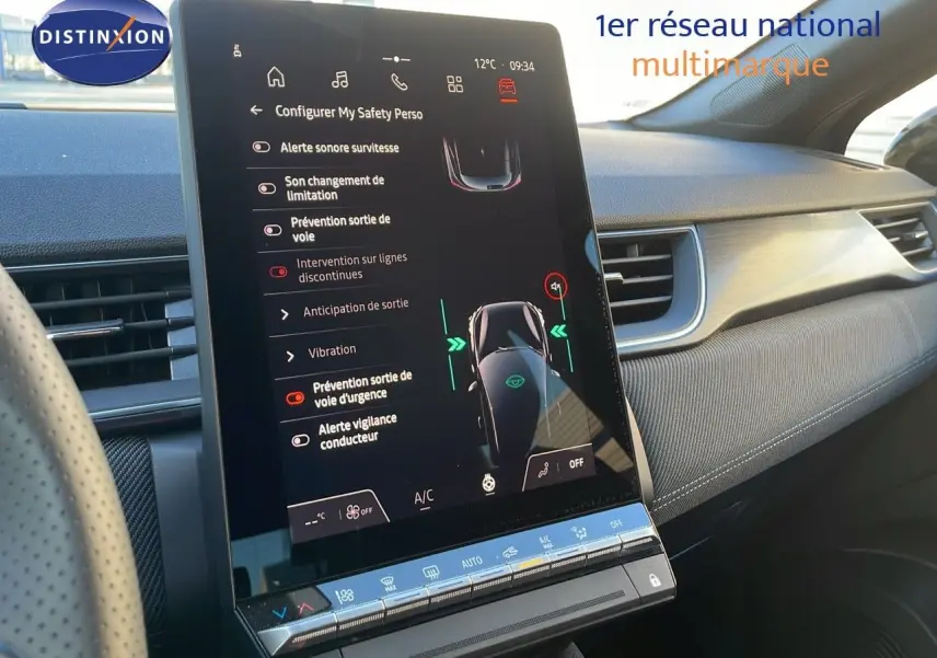 Intérieur du Renault Captur E-Tech Hybrid 2025 montrant l'écran tactile central avec options de sécurité et tableau de bord gris.