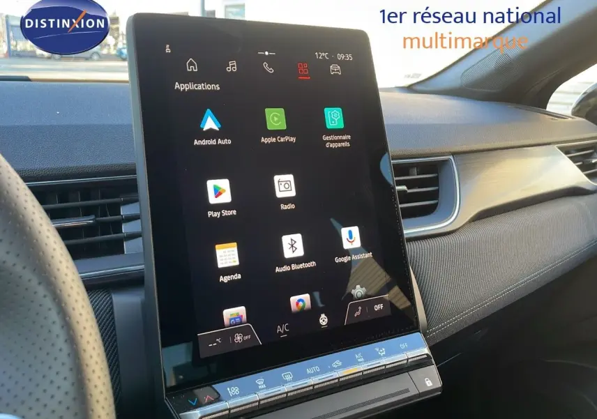 Écran tactile central vertical avec applications connectées dans l'habitacle moderne du Renault Captur 2025.