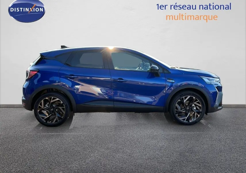 Profil côté gauche du Renault Captur E-Tech hybride 2025 en bleu Iron Metal avec jantes noires bicolores.