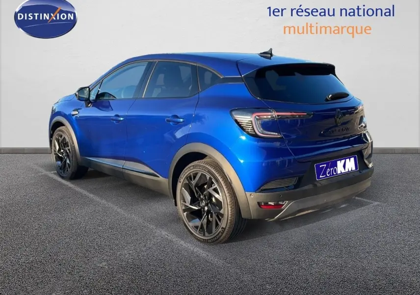 Renault Captur E-Tech hybride bleu Iron Metal en 3/4 arrière droit avec jantes noires et feux LED distinctifs.