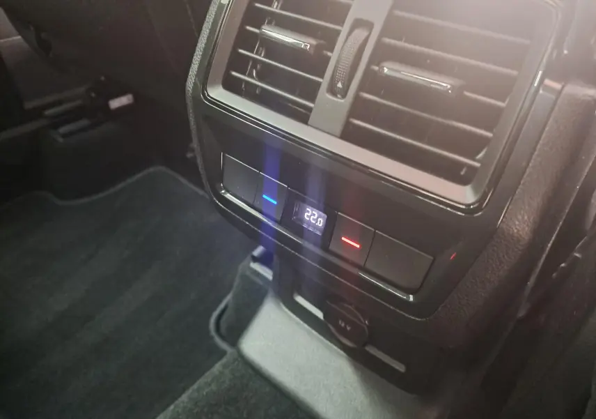 Détail de la commande de climatisation arrière avec écran digital à 22°C dans un Skoda Karoq Bleu RS 2025.