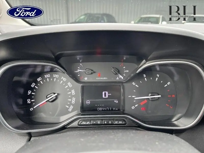 Tableau de bord de Citroën C3 Aircross 2019 avec affichage numérique et compteurs analogiques vus de face.