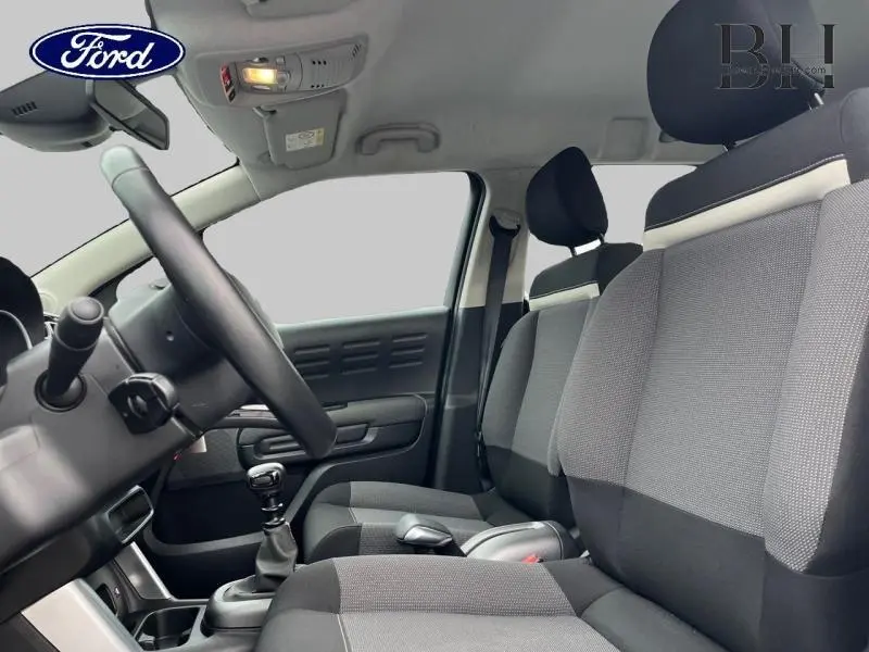 Vue intérieure côté gauche du poste de conduite et sièges avant gris et noir du Citroën C3 Aircross 2019.