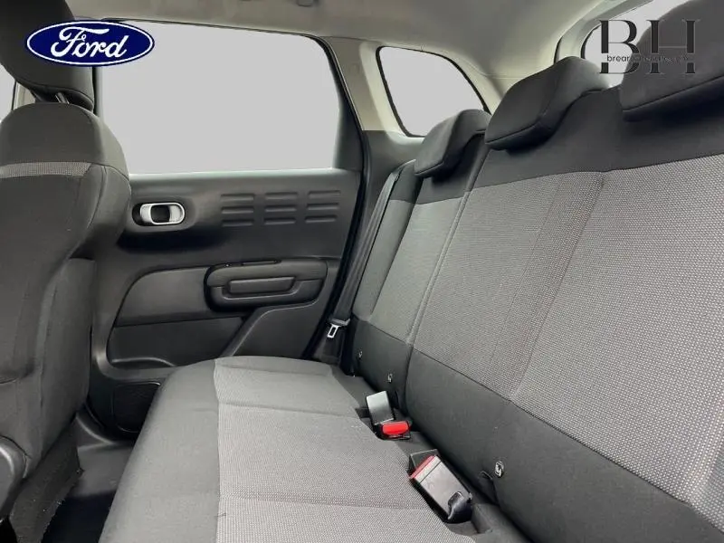 Vue intérieure côté droit montrant la banquette arrière en tissu gris et noir du Citroën C3 Aircross 2019.