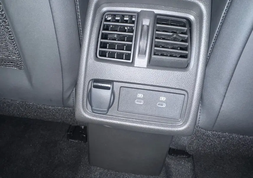 Vue rapprochée des aérateurs arrière et des ports USB-C de recharge sur la console centrale d’un Renault Captur 2025.