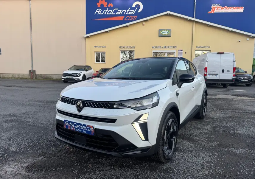 Renault Captur E-Tech blanc nacré toit noir, vue 3/4 avant, avec calandre moderne et jantes noires distinctives.