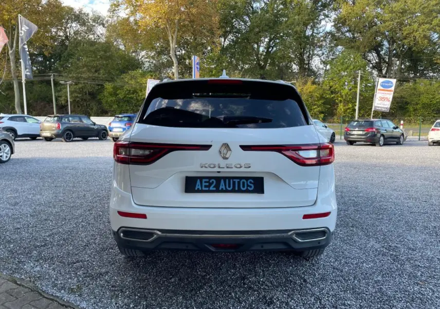 Vue arrière d'un Renault Koleos blanc 2019 avec feux LED et double sortie d'échappement intégrée.
