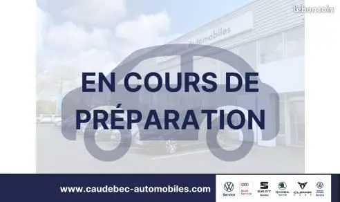 Image d'une Volkswagen Passat grise vue de profil gauche devant un bâtiment, en cours de préparation.