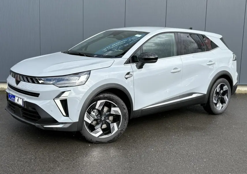 Renault Symbioz gris Rafale vu en 3/4 avant droit, avec jantes noires et détails chromés modernes.