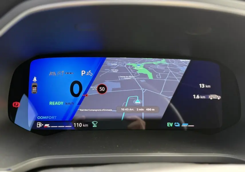 Tableau de bord numérique du Renault Symbioz E-Tech 2025 affichant navigation et indicateurs en mode confort.