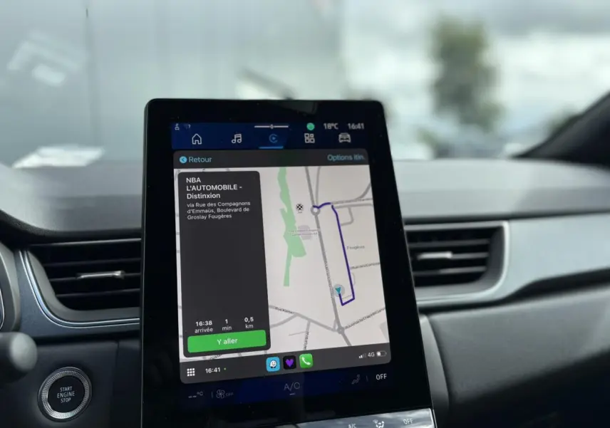 Vue intérieure centrée sur l'écran tactile Open R-Link 10" du Renault Symbioz gris Rafale avec navigation active