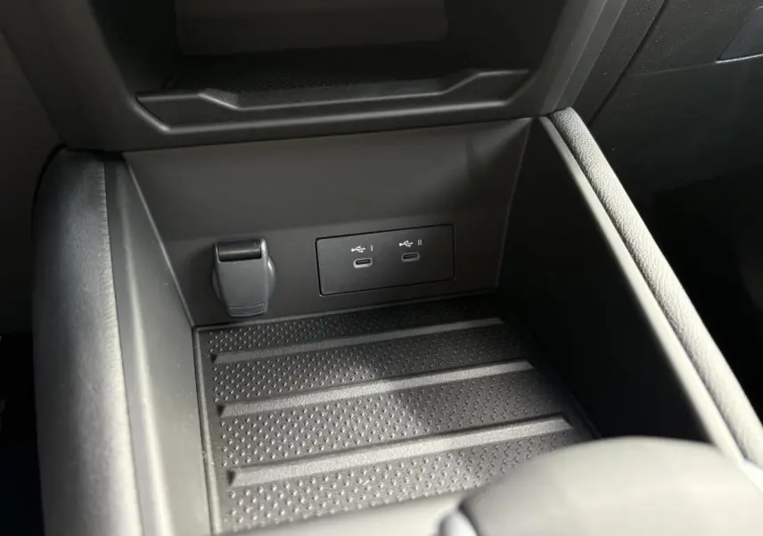 Gros plan sur la console centrale noire du Renault Symbioz avec deux ports USB-C et prise 12V intégrés.