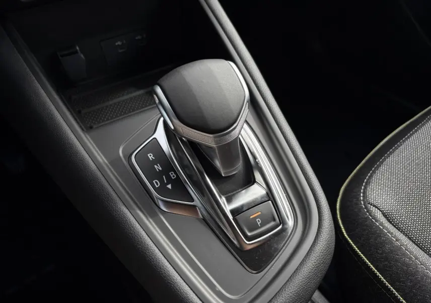 Le levier de vitesses automatique de la Renault SYMBIOZ E-Tech en gros plan, entouré de cuir noir et tissu gris.