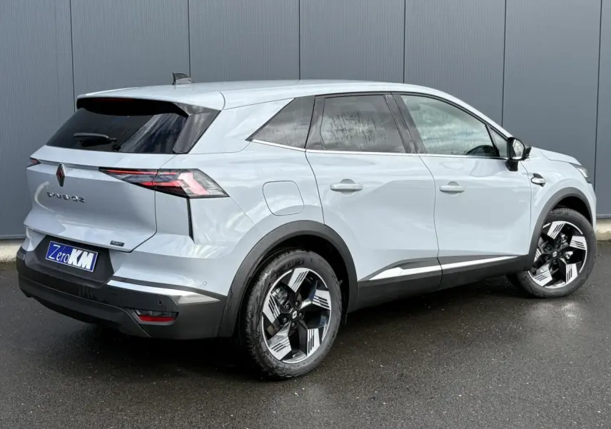 Vue 3/4 arrière droite d'une Renault SYMBIOZ gris Rafale avec jantes 18 pouces et vitres surteintées.