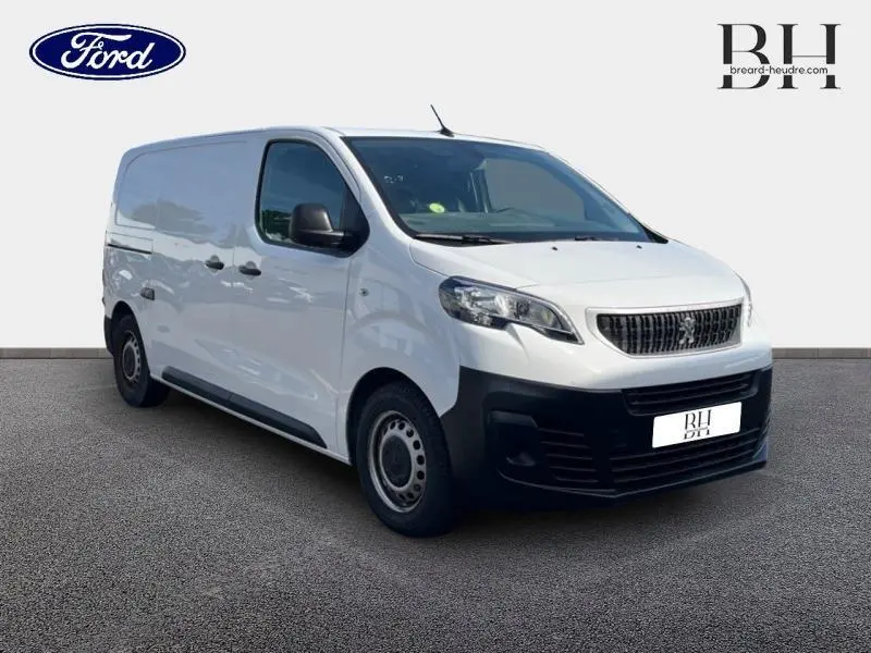 Peugeot Expert Fourgon blanc banquise vu en 3/4 avant droit avec calandre noire et pare-chocs noir mat.