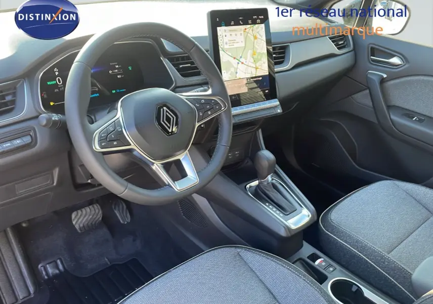 Intérieur du Renault Captur E-Tech Hybrid 2025, vue côté conducteur, tableau de bord moderne avec écran tactile vertical.