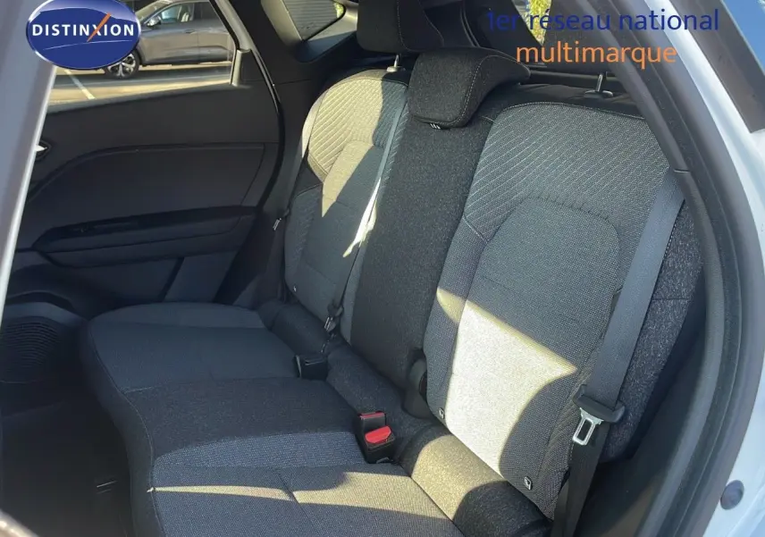 Vue intérieure sur la banquette arrière grise du Renault Captur E-Tech blanc nacré avec toit noir, modèle 2025.