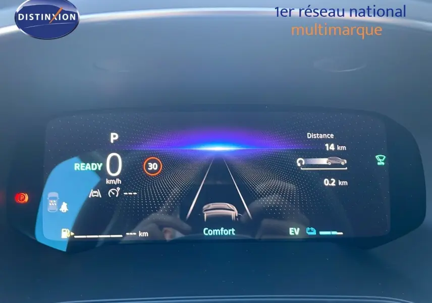Tableau de bord numérique du Renault Captur E-Tech blanc nacré, affichant la vitesse et mode confort en vue frontale.