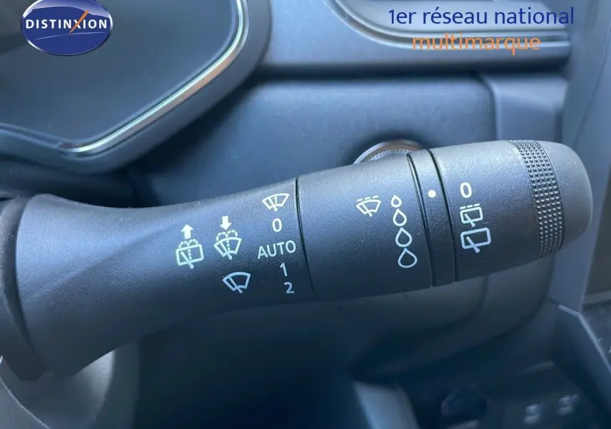 Gros plan sur la commande des essuie-glaces du Renault Captur blanc nacré 2025, détails des réglages visibles.