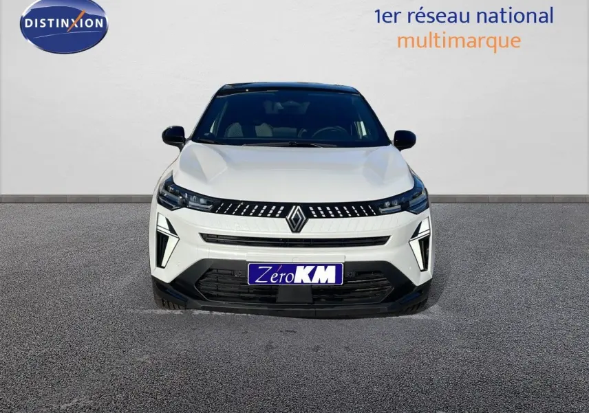 Vue frontale d'un Renault Captur E-Tech hybride blanc nacré avec toit noir, feux LED et calandre moderne.