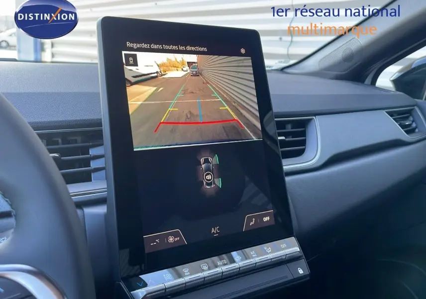 Écran central affichant la caméra de recul dans l'habitacle d'un Renault Captur blanc nacré 2025.