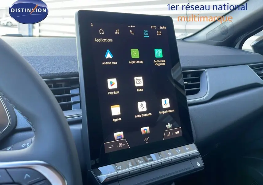 Vue intérieure du tableau de bord du Renault Captur E-Tech Hybrid 2025 avec écran tactile vertical et commandes intégrées.
