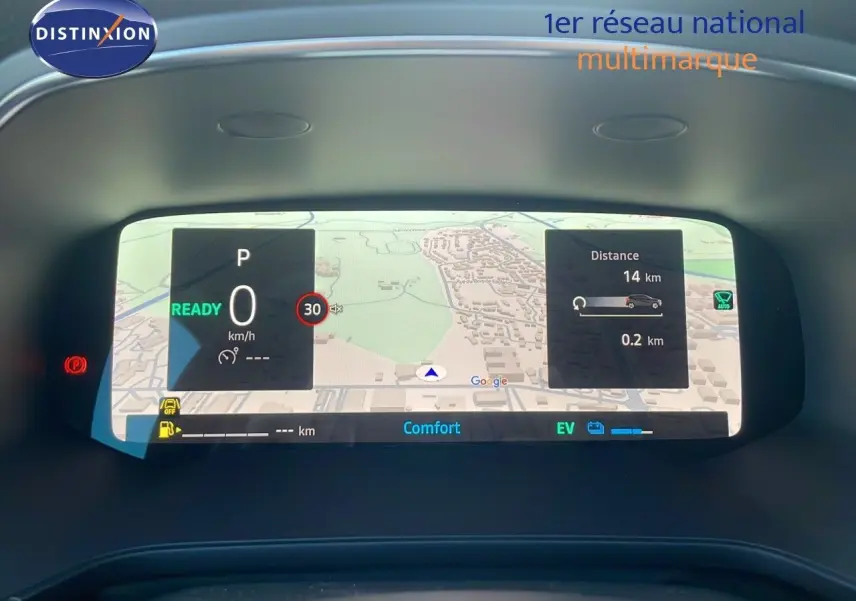 Tableau de bord numérique du Renault Captur E-Tech hybride 2025 affichant la navigation et les informations de conduite.
