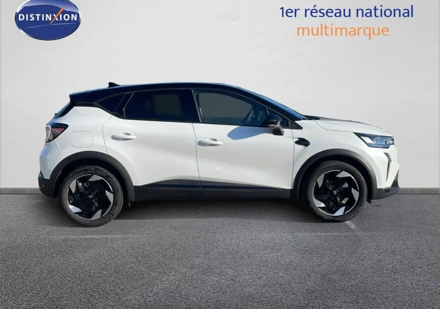 Profil côté gauche d'un Renault Captur blanc nacré avec toit noir, version hybride 2025, sur fond clair.